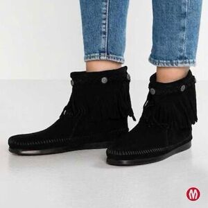 Minnetonka Sz 6.5 Black Fringe Ankle Boots Moccasin Leather Hippie Boho FESTIVAL